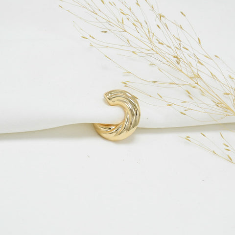 EARCUFF CHUNKY GOLD CAROLA
