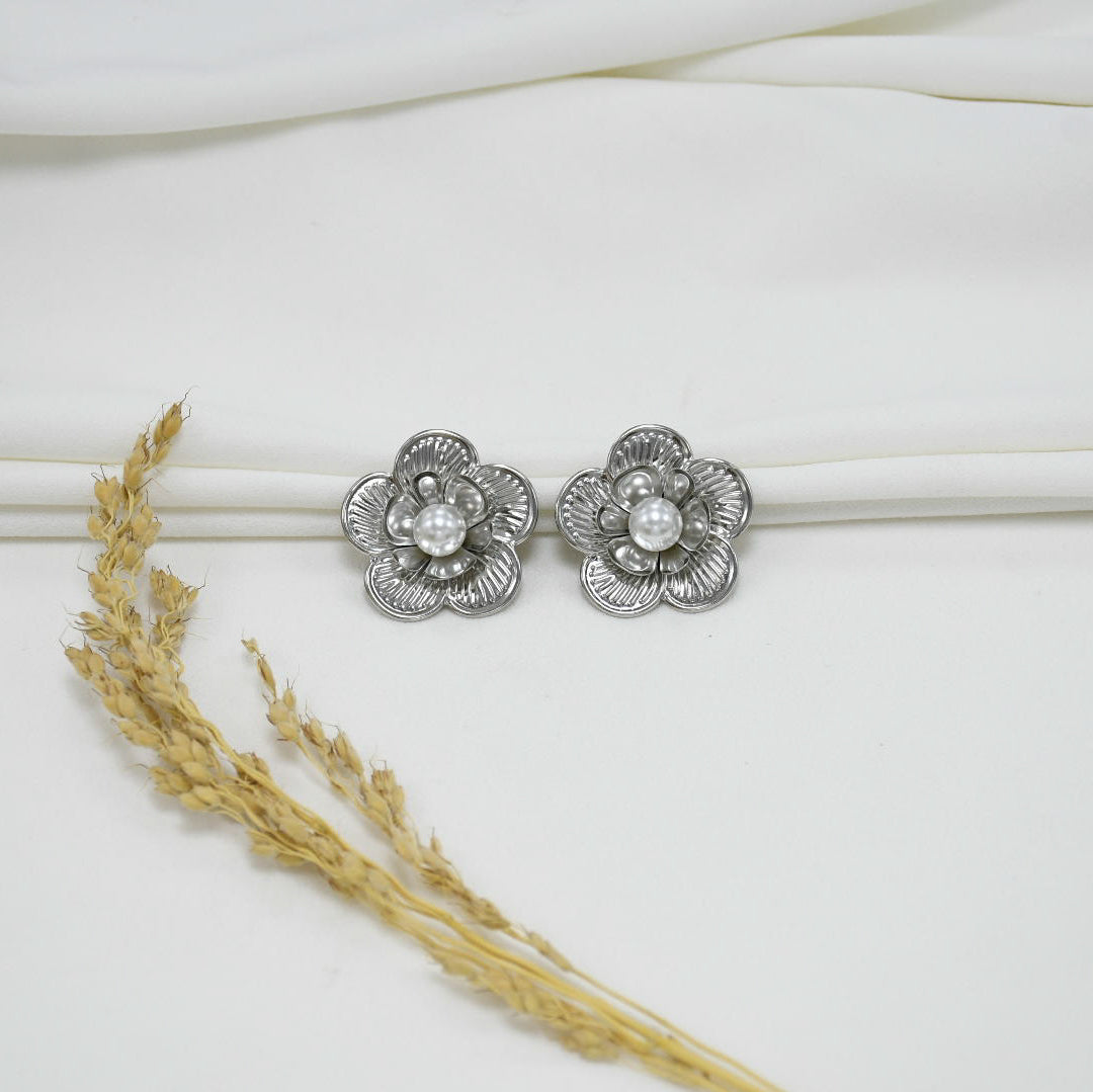 ARETES CHUNKY SILVER FLOWER