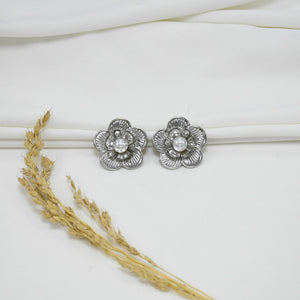 ARETES CHUNKY SILVER FLOWER